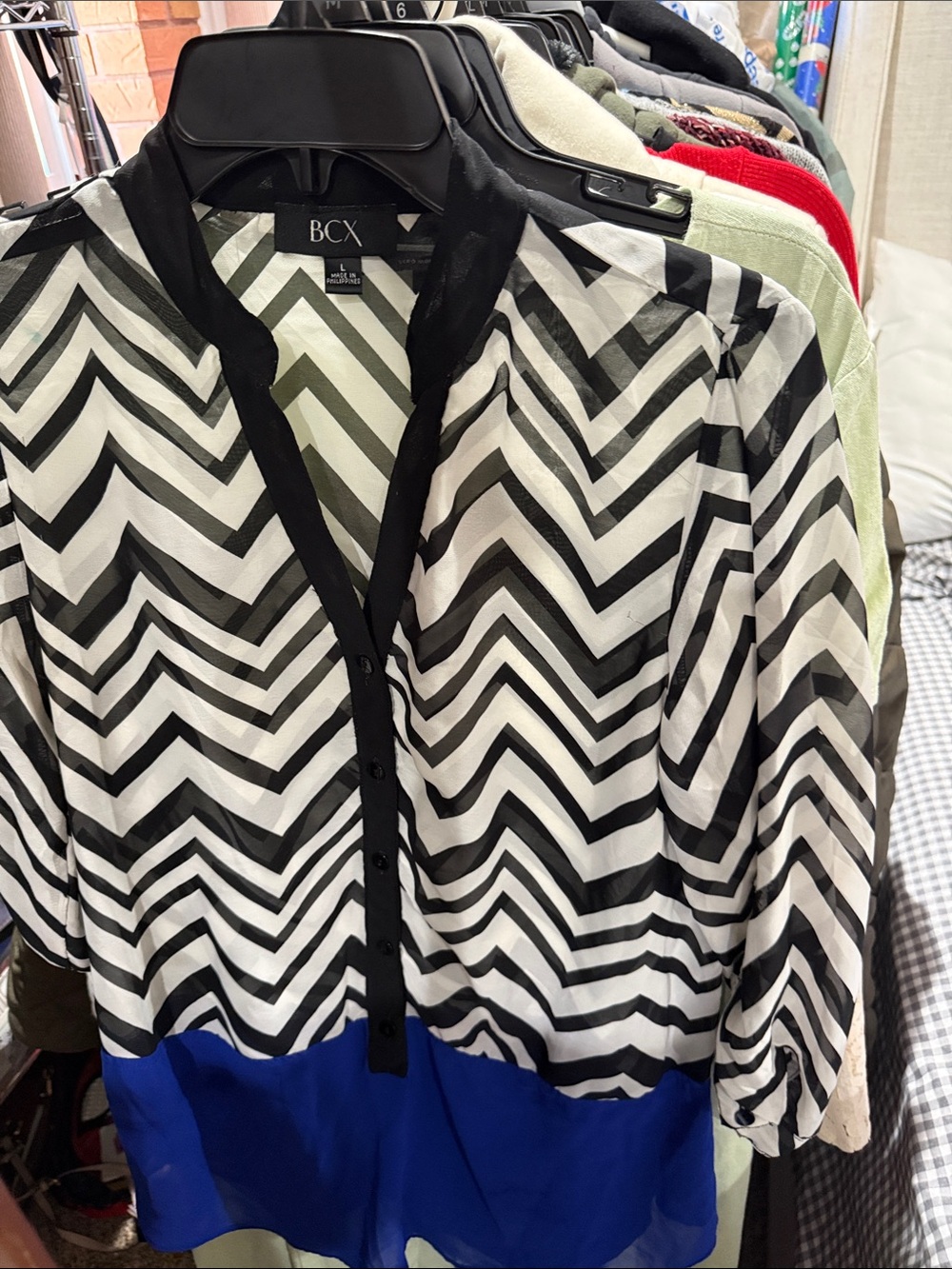 BCX Black & White Chevron Blouse with Blue Hem
